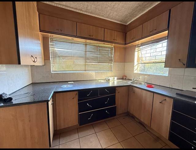 7 BEDROOM HOUSE FOR SALE IN VANDERBIJLPARK CE 3